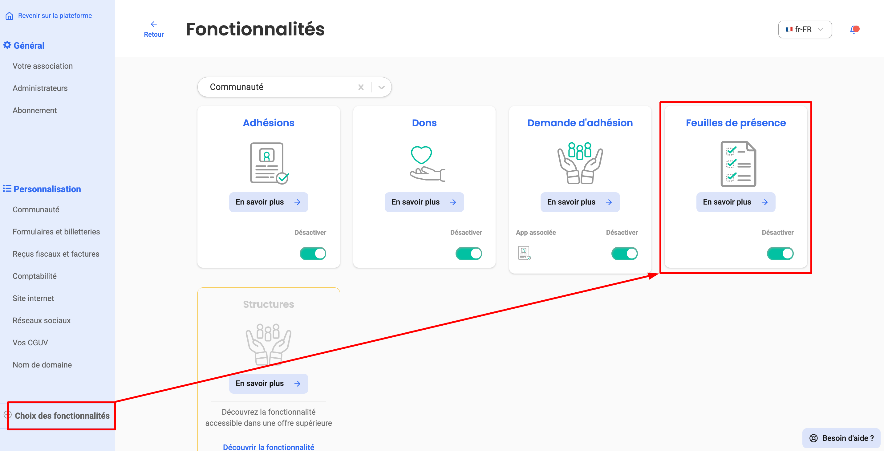 Page « Fonctionnalités » d'AssoConnect avec une flèche rouge indiquant comment activer la fonctionnalité « Feuilles de présence » depuis « Choix des fonctionnalités »