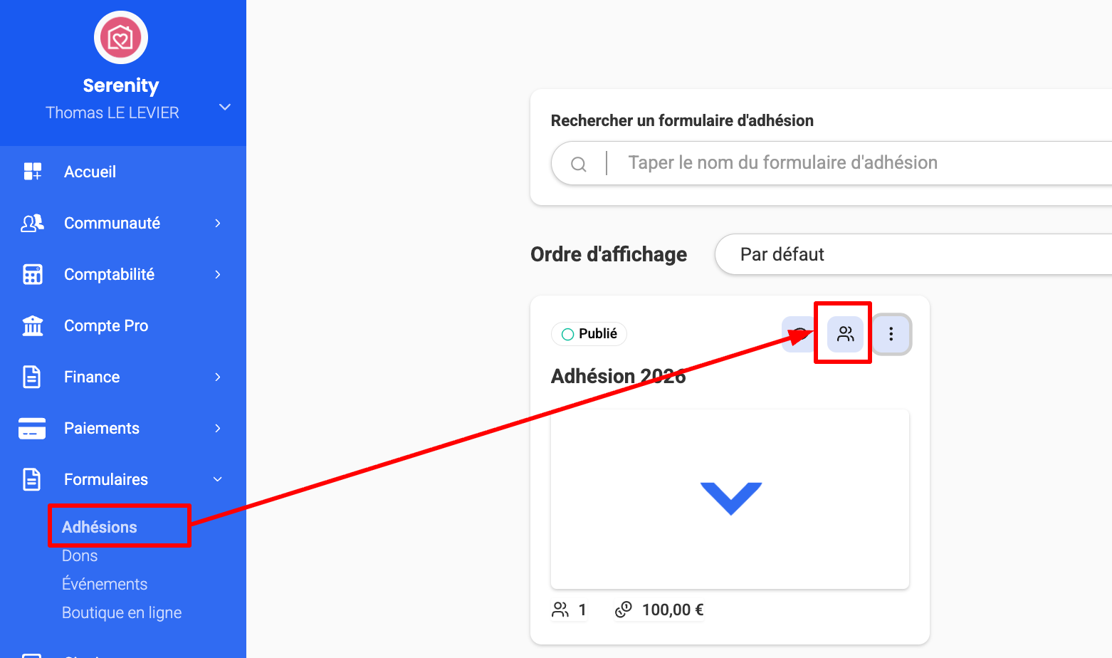 Interface AssoConnect — menu « Adhésions » mis en évidence et flèche pointant vers le bouton d'accès aux adhérents sur le formulaire « Adhésion 2026 »
