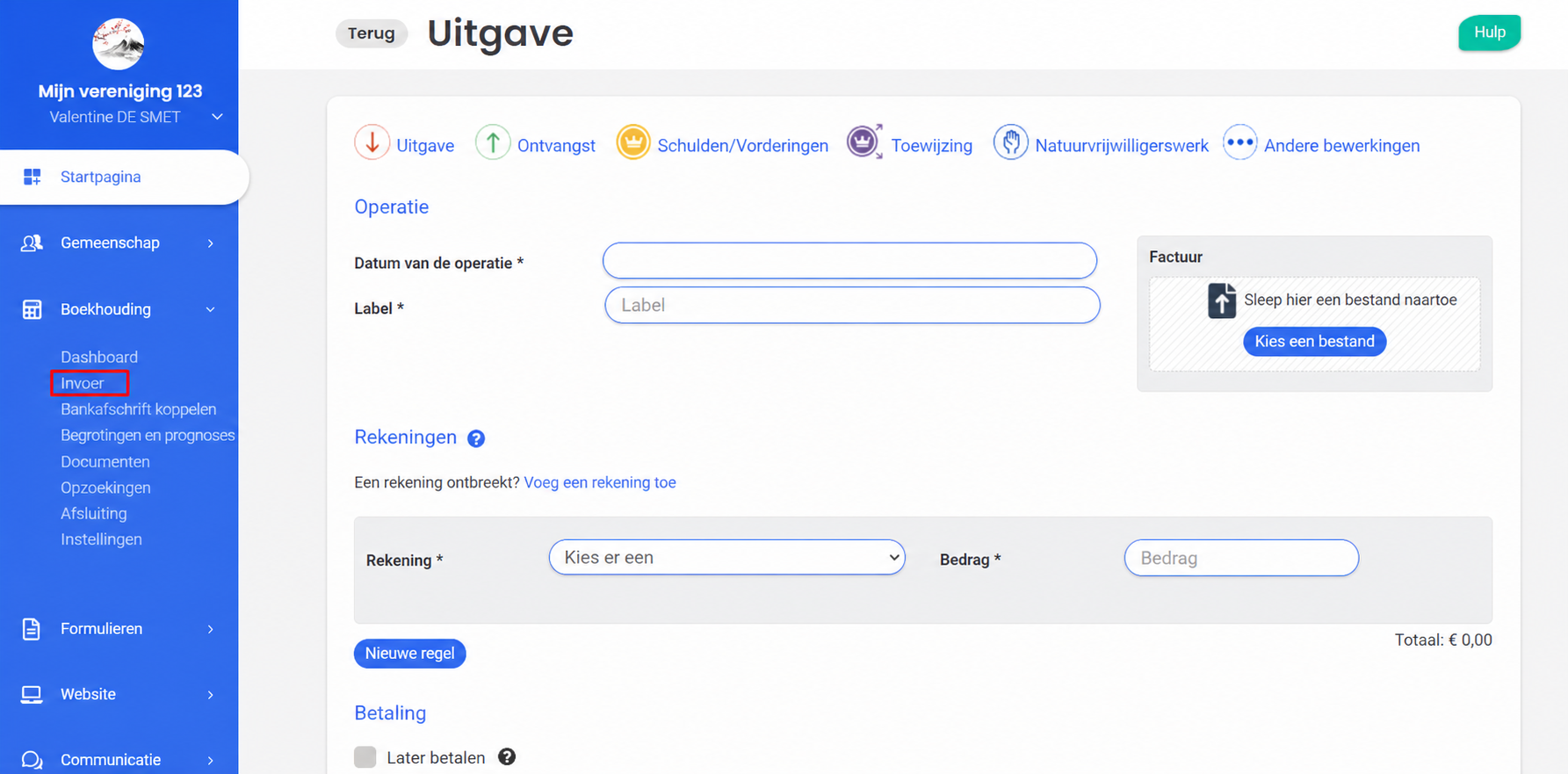 Formulier voor het invoeren van een uitgave in AssoConnect, met de velden Datum, Omschrijving, Rekening, Bedrag en een zone om een factuur toe te voegen