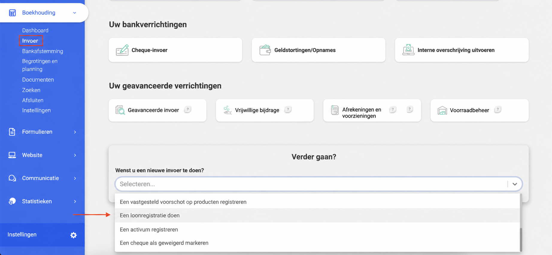 Module Comptabilité > Saisie d'AssoConnect, avec la liste déroulante « Aller plus loin » ouverte et l'option « Enregistrer un salaire » mise en évidence par une flèche.