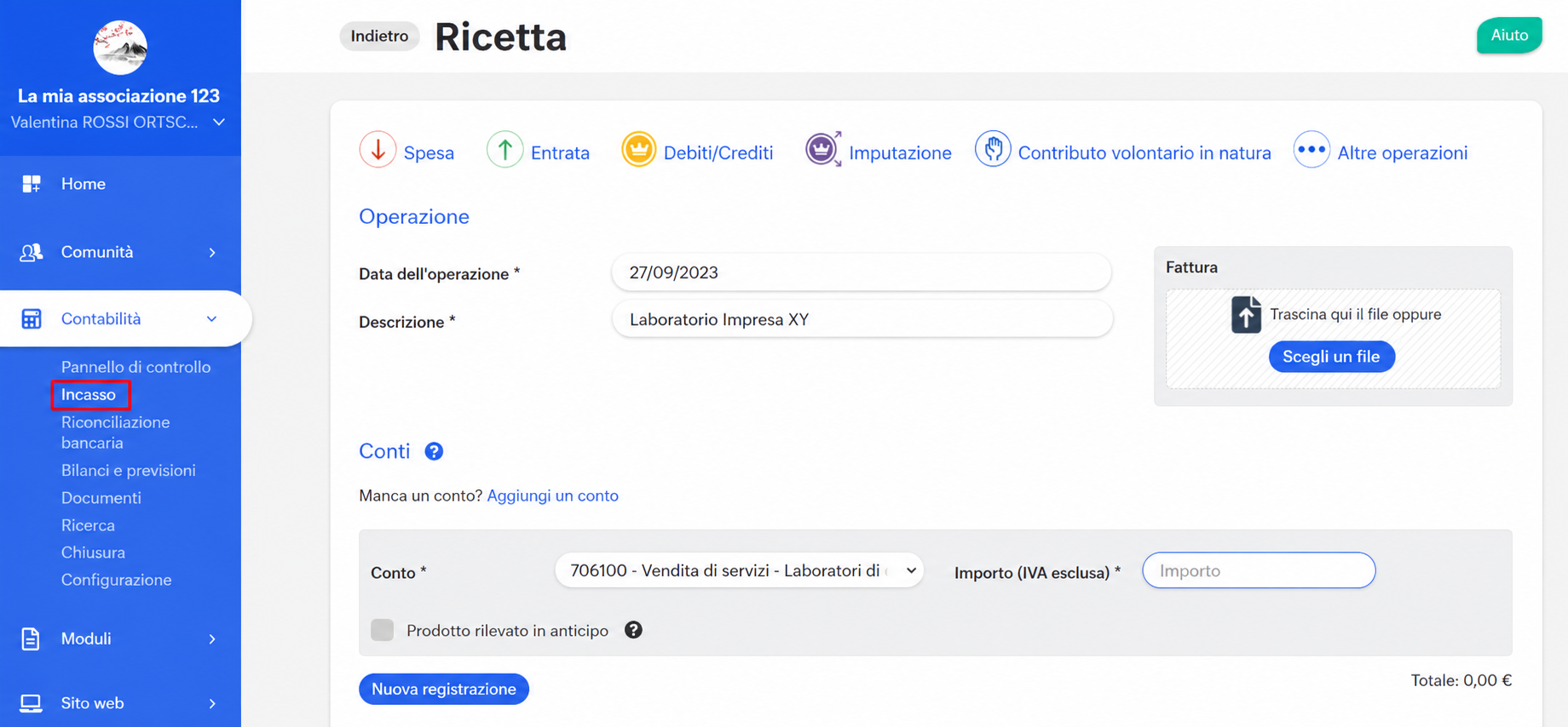Modulo di registrazione di un'entrata in AssoConnect, con la data, la descrizione « Atelier entreprise XY » e il conto 706100 evidenziato da una freccia rossa.