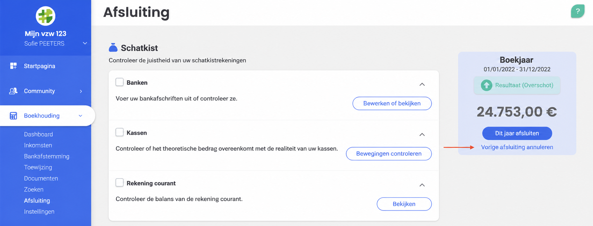 Pagina Afsluiting van AssoConnect met de sectie Thesaurie met een winst van 24 753 € en de link « De vorige afsluiting annuleren » aangeduid met een rode pijl