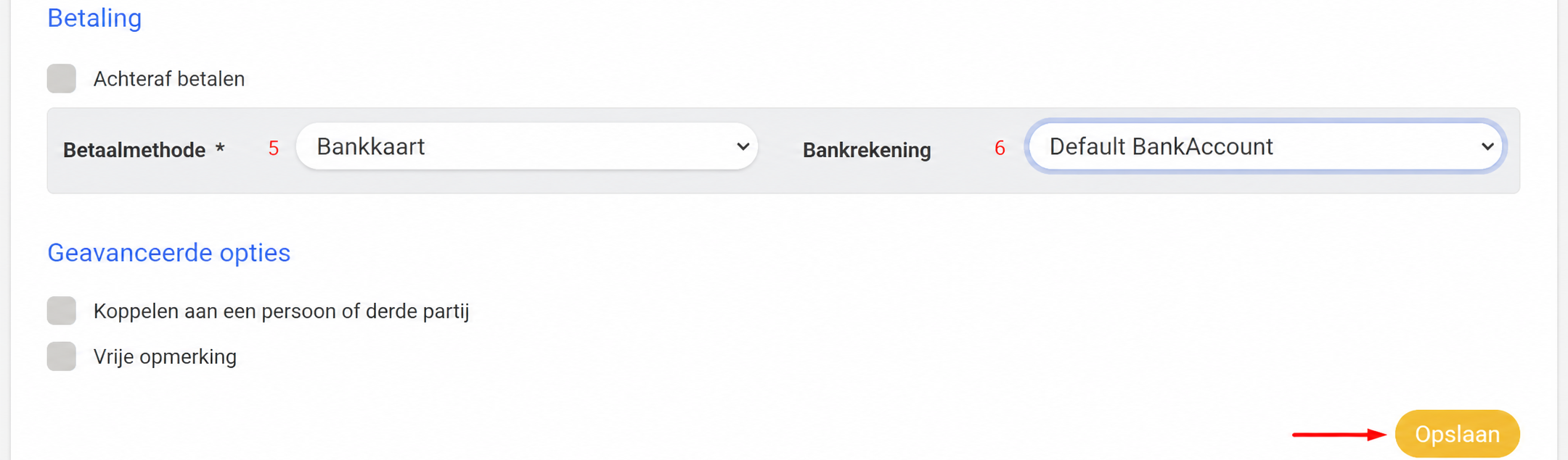 Sectie Betaling met de betaalwijze « Carte bancaire » en de rekening « Default BankAccount » geselecteerd, en de knop Enregistrer aangeduid met een rode pijl