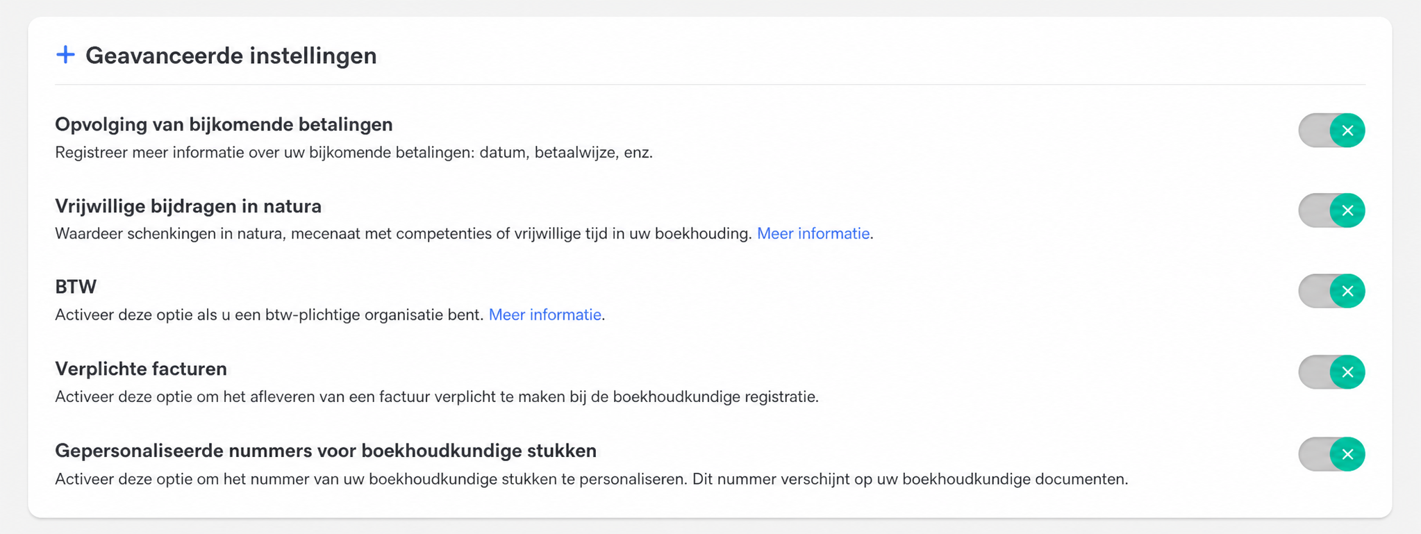 Geavanceerde instellingen van de boekhouding met de optie « Numéros personnalisés de pièces comptables » aangeduid en de activeringsknop in een rood kader.
