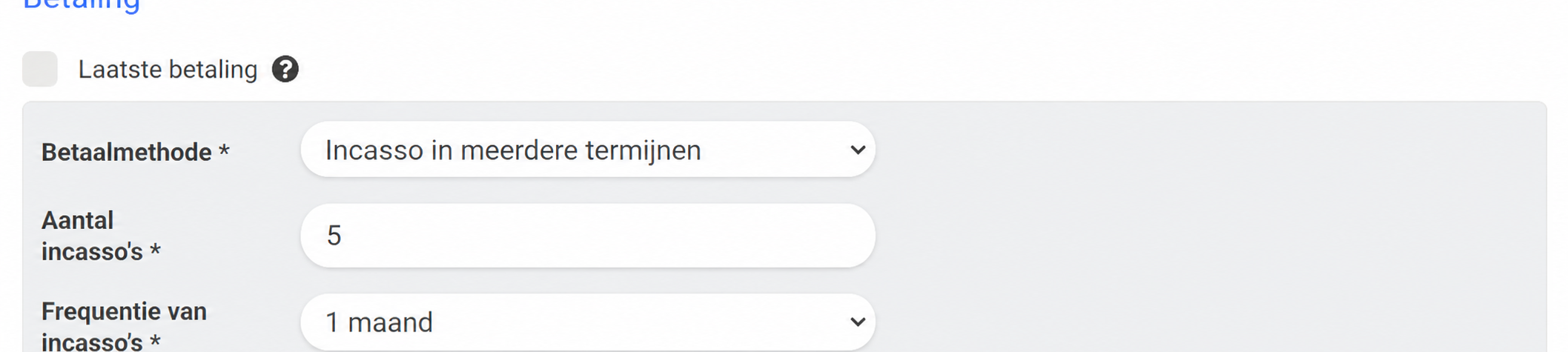 Sectie Betaling van AssoConnect met de betaalwijze « Prélèvement en plusieurs fois » geselecteerd, en de velden Nombre de prélèvements (5) en Fréquence (1 mois) aangeduid.