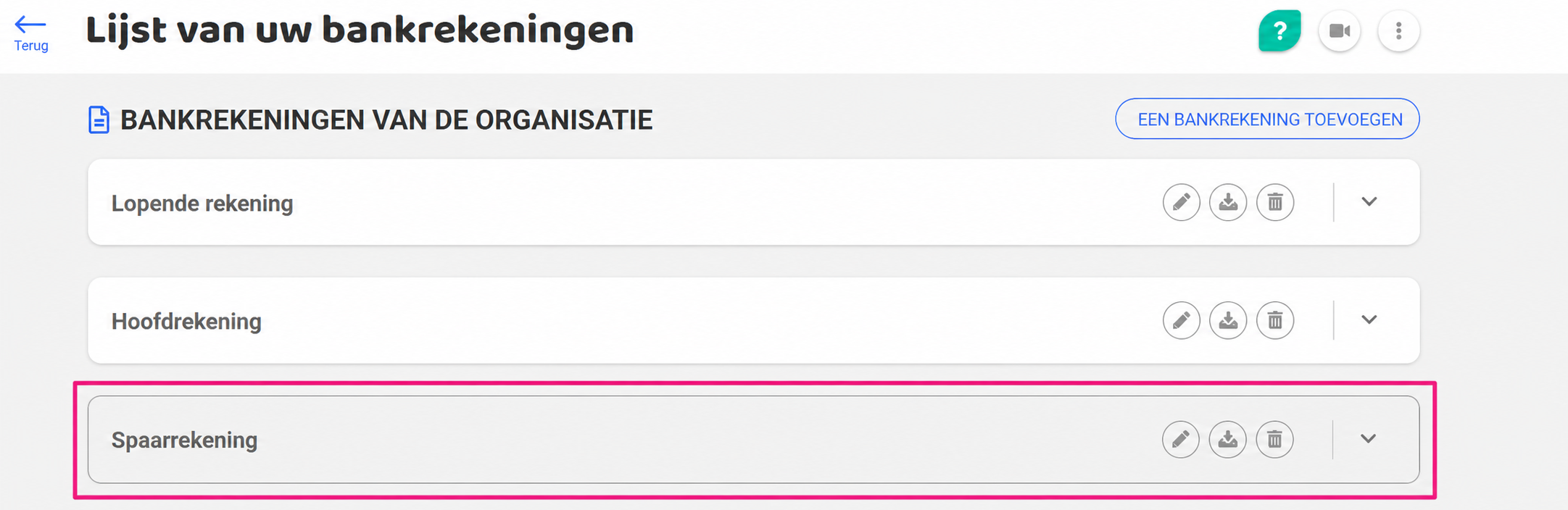 Lijst van de bankrekeningen van een organisatie met drie rekeningen (Zichtrekening, Hoofdrekening, Spaarrekening), waarbij de Spaarrekening gemarkeerd is met een roze kader