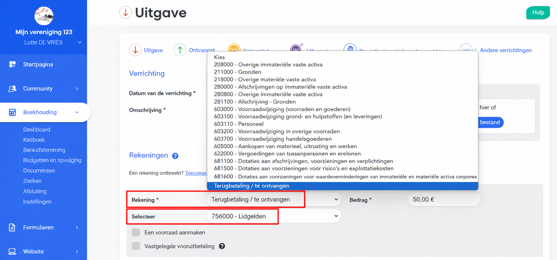 Formulier om een uitgave in te voeren in AssoConnect, met het vervolgkeuzemenu « Rekening » geopend en de optie « Terugbetaling / creditnota » geselecteerd.