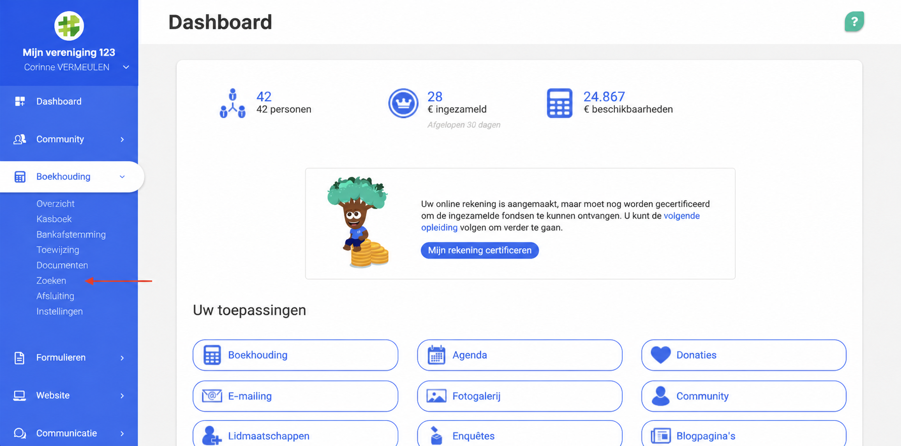 Startpagina van AssoConnect met het menu Boekhouding uitgeklapt en de optie « Zoeken » aangeduid met een rode pijl.