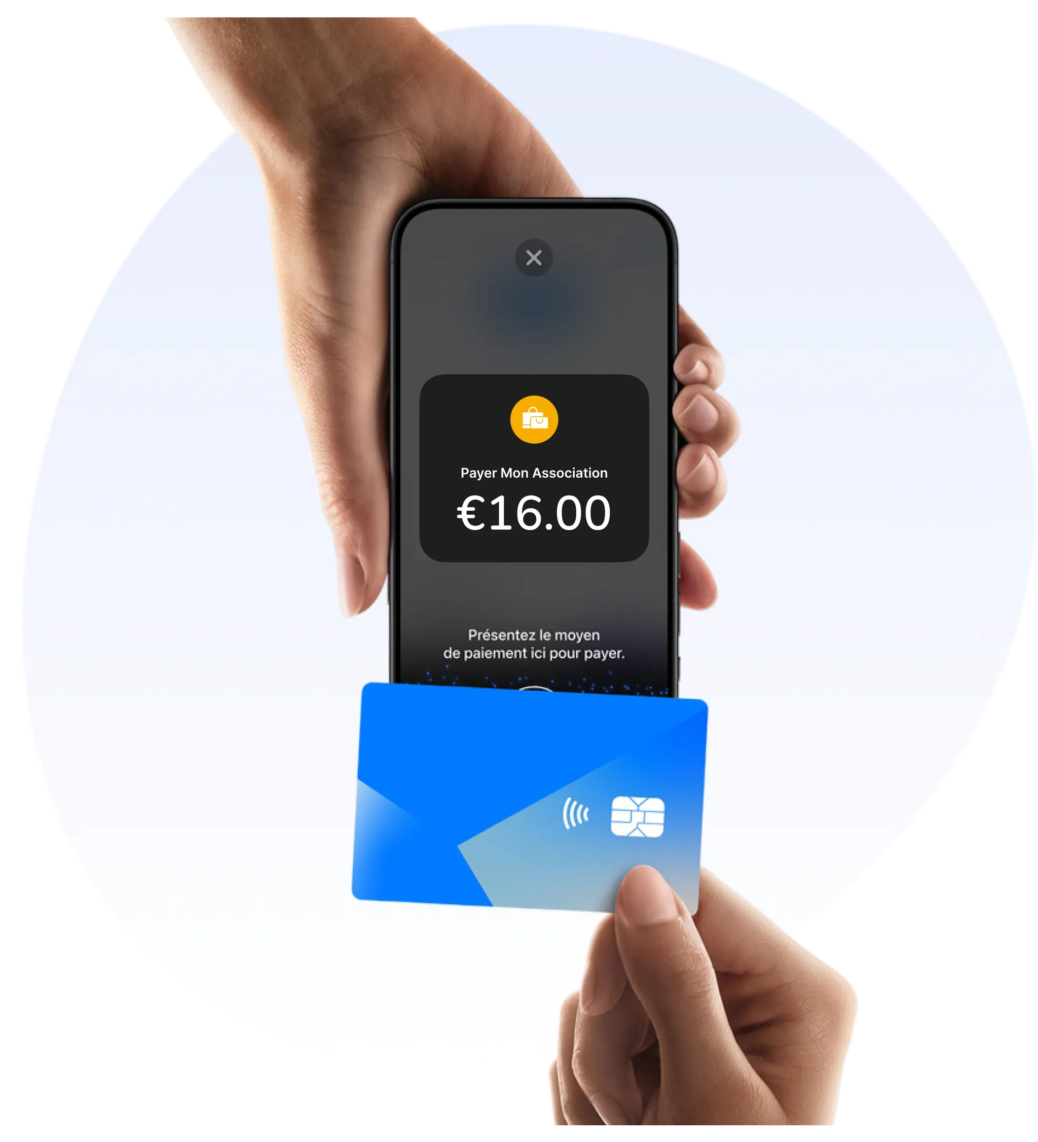 Een hand houdt een smartphone vast met een betaling van 16 € in de app, terwijl een andere hand een bankkaart nadert om contactloos te betalen