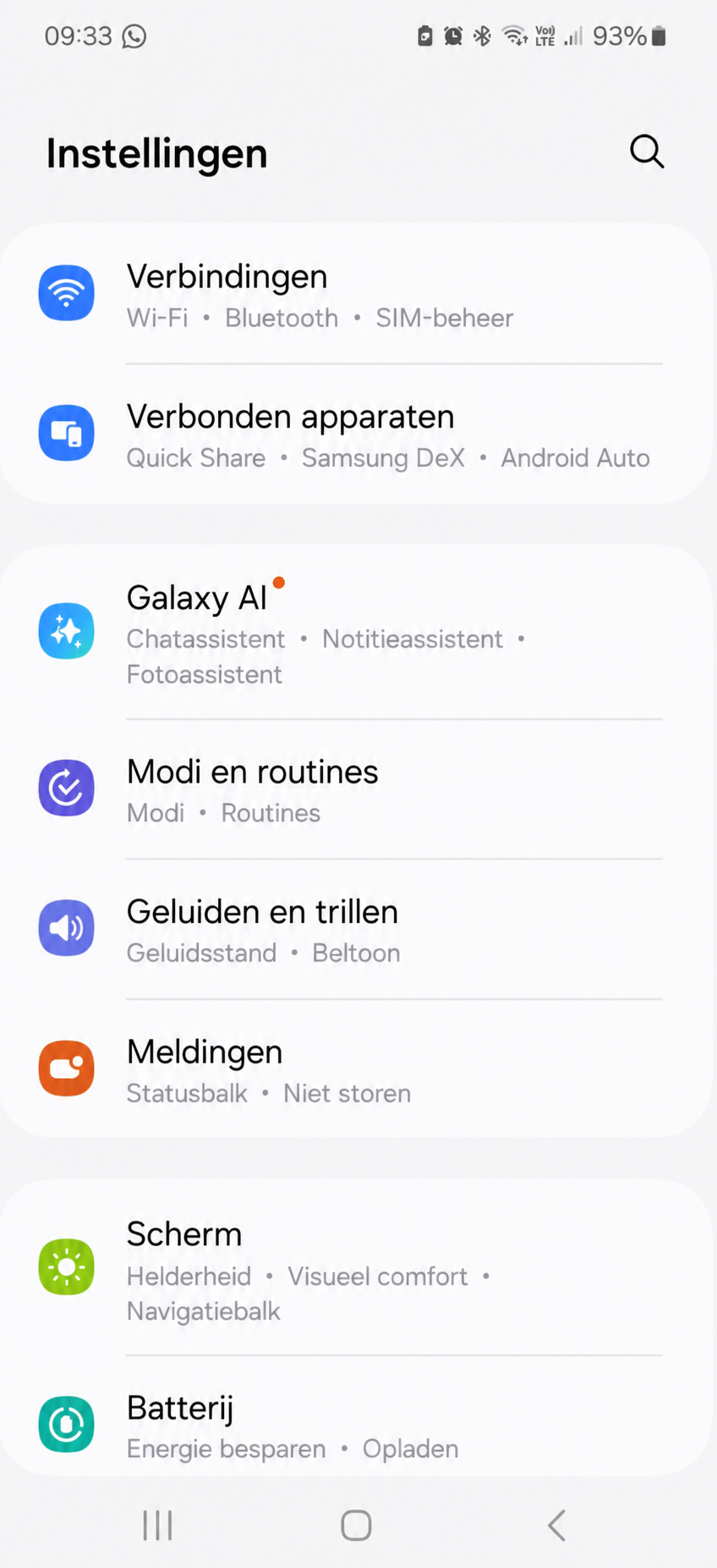Pagina Instellingen van een Samsung Galaxy, met rubrieken zoals Verbindingen, Galaxy AI, Geluiden en trillingen, Scherm en Batterij