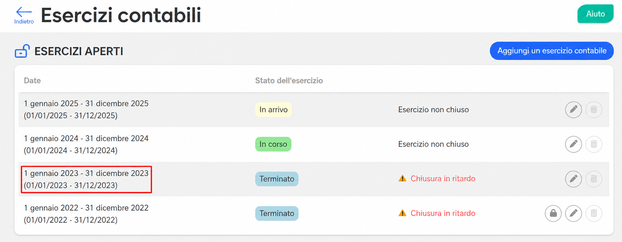 Pagina « Exercices comptables » che mostra quattro esercizi aperti con i loro stati (À venir, En cours, Terminé); l'esercizio 2022-2023 è incorniciato in rosso per segnalare una chiusura in ritardo.