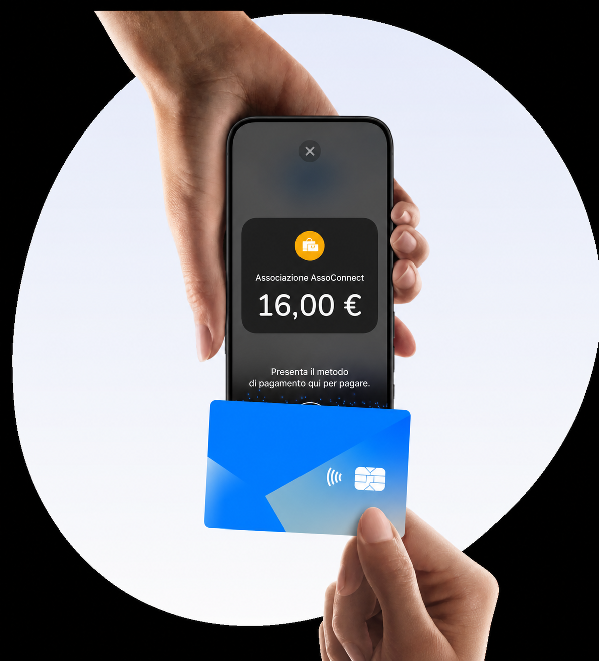 Una mano tiene uno smartphone che mostra un pagamento di 16 € tramite l'app, mentre un'altra mano avvicina una carta di credito per pagare in modalità contactless