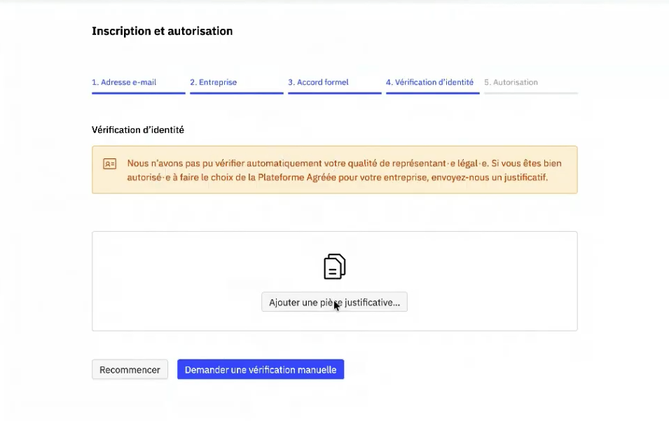 Paso 4 «Verificación de identidad» del registro en Poplico, con un aviso que solicita añadir un documento justificativo para confirmar la condición de representante legal