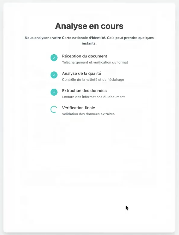 Pantalla «Análisis en curso» que muestra 4 etapas de verificación de un documento de identidad, 3 completadas y la verificación final en proceso.