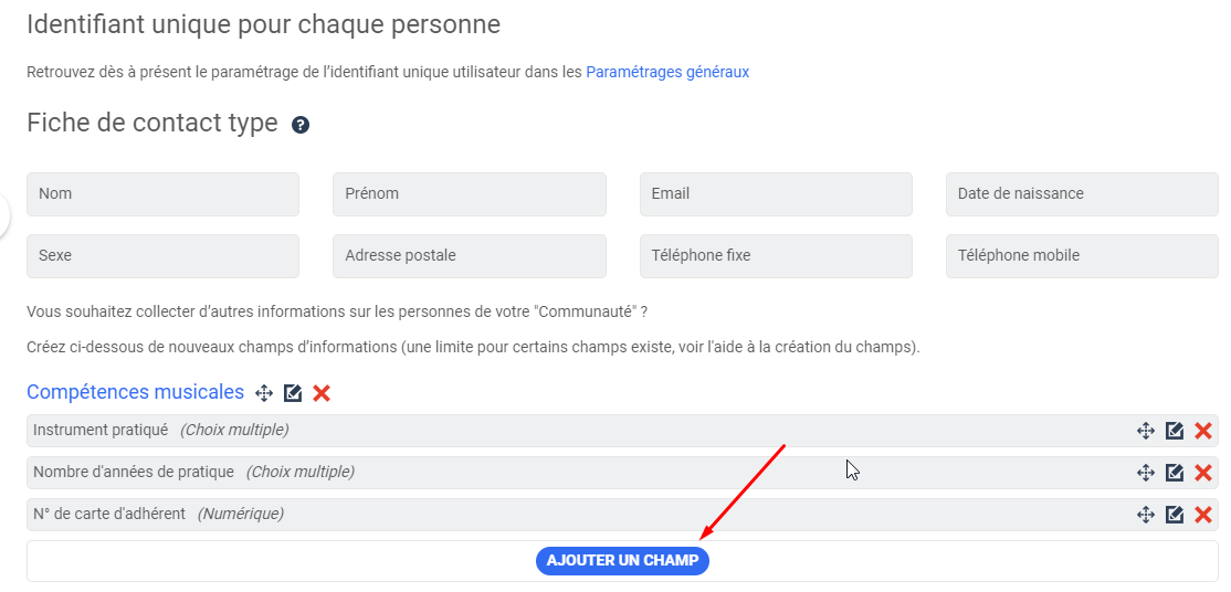 Ficha de contacto tipo en Poplico, con una sección «Habilidades musicales» que contiene campos personalizados y un botón «Añadir un campo» resaltado
