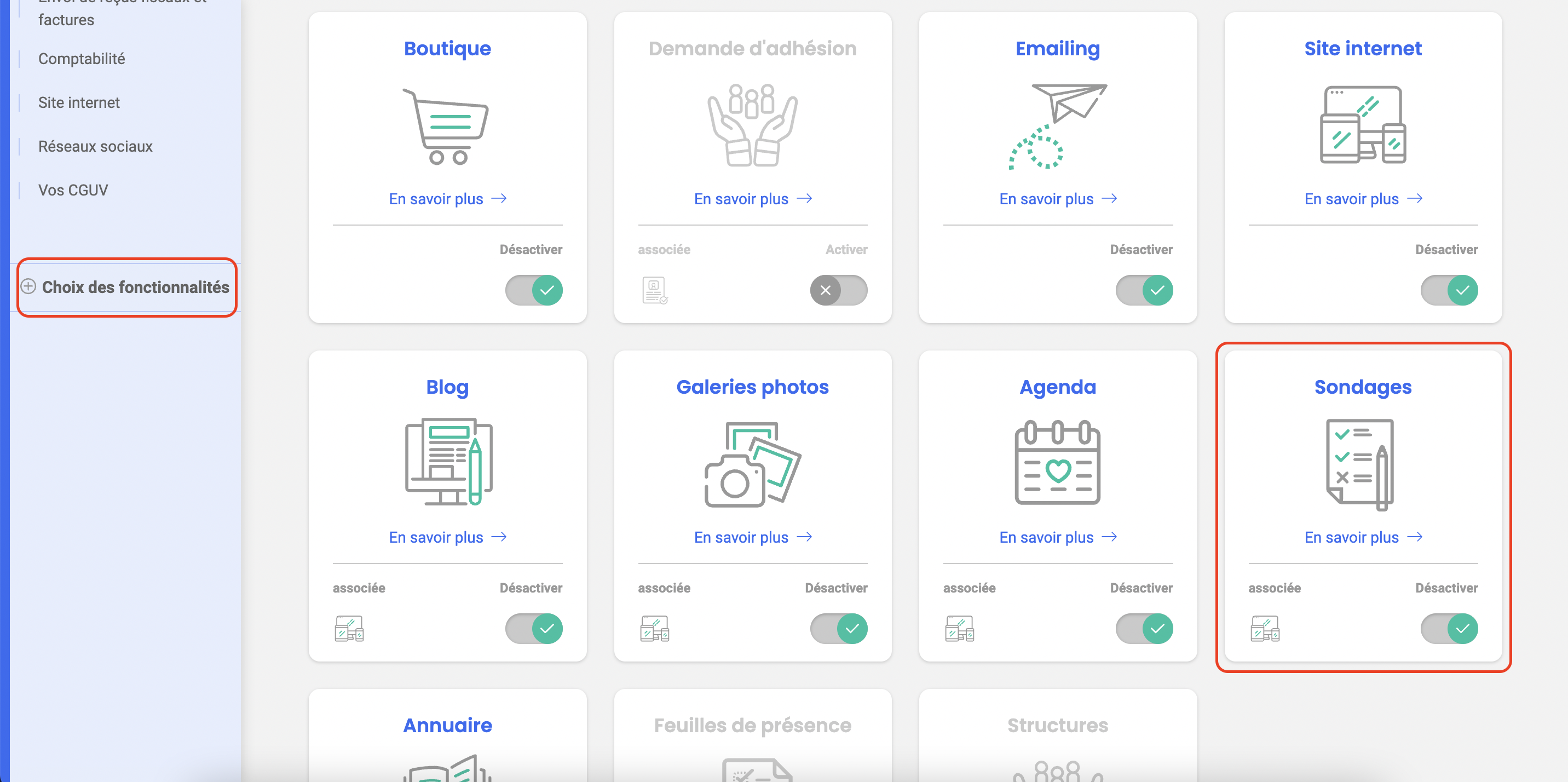 Página "Elección de funcionalidades" de Poplico con los módulos disponibles (Tienda, Emailing, Blog, Calendario…), con la tarjeta Encuestas destacada.