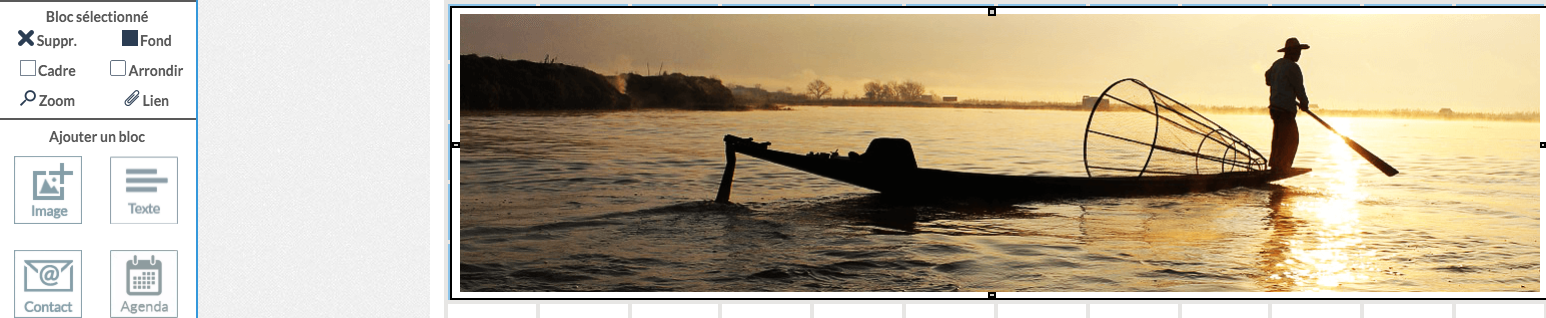 Editor de página Poplico con un bloque de imagen seleccionado, que muestra una foto de un pescador en silueta sobre un lago al atardecer