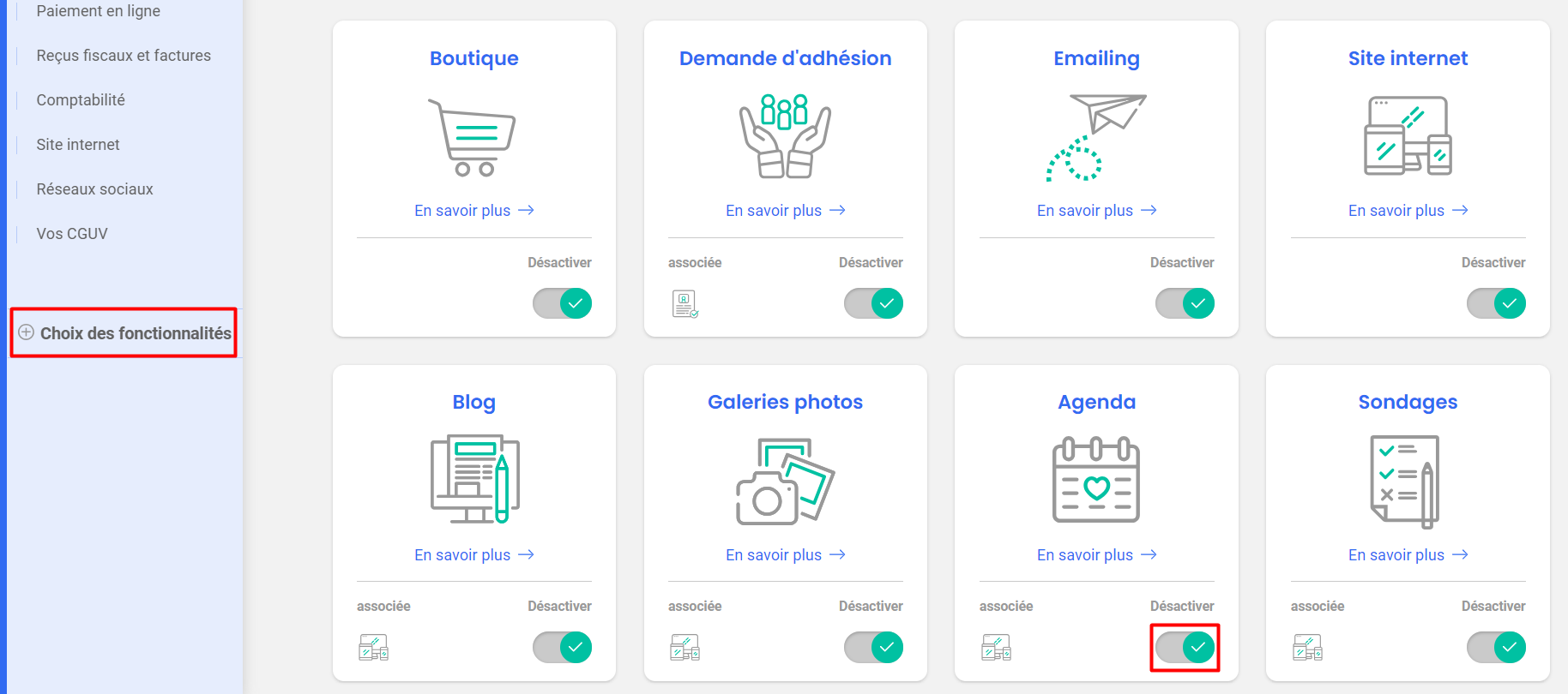 Página «Elección de funcionalidades» de Poplico con 8 módulos activables (Tienda, Emailing, Blog, Calendario, etc.), con el botón Desactivar del Calendario enmarcado en rojo.